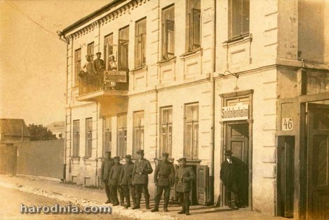Budynek Lapinych przy ulicy Aleksandrowskiej (teraz Budzionaha, 56) gzie od 1923 r. funkjonowała Pierwsza Krajowa Fabryka Kart Do Gry. Zdjęcie z około 1915 r. Foto z kolekcji Feliksa Woroszylskiego.
