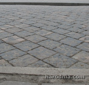 Kostka betonowo-granitowa z roku 1938 na ulicy Sowieckiej w Grodnie. Foto Jan Lelewicz.