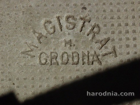 Płytka betonowa i krawężnik z napisem „Magistrat miasta Grodna”. Lata 1930-te. Foto Jan Lelewicz.