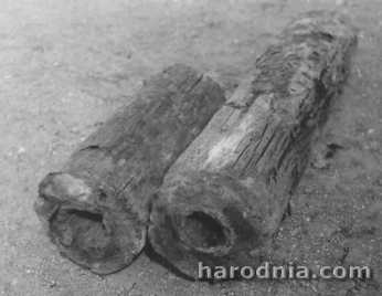 Drewniane rury wodociągu Grodna z XVII wieku, odszukane w roku 1931 przy ulicy Krzywej.