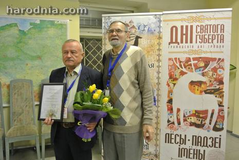 Віктар Саяпін і Алесь Госцеў на ўручэнні прэміі Ядкоўскага. Гродна, 9 лістапада 2013 года