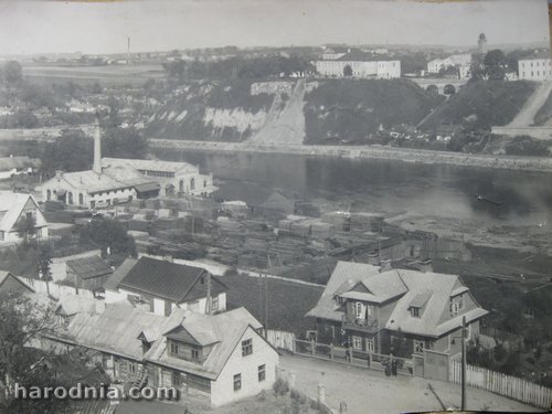 Tartak „Las” przy ulicy Młynarskiej. Nad tartakiem za Niemnem widać komin cegielni Oskara Arkina przy ulicy Bazyliańskiej. Lata 1930-te. 