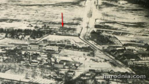 Фотаздымак з самалёта 1915 г. Добра бачны вуліца Горкага, забудова на месцы цяпершняй бальніцы №1 і тэрыторыя могілак, абнесеная мурам