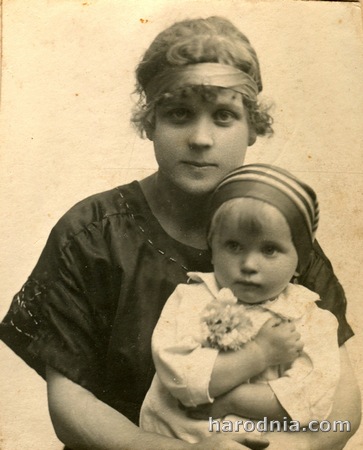 Лидия Белецкая  с дочкой Еленой.  Фотографировал К. Белецкий.