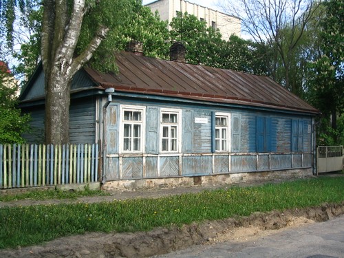 Дом Георгия Моисеева и памятная берёза
