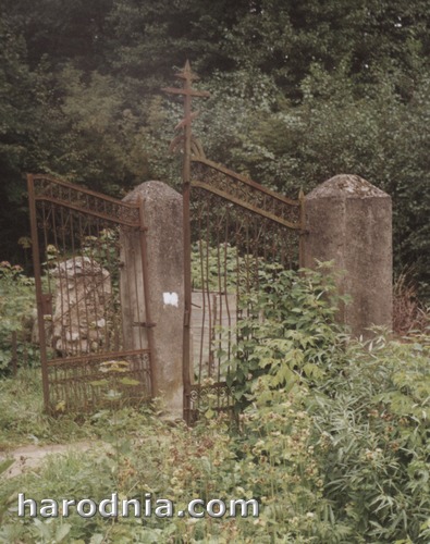 Брама каталіцкіх могілак у Сапоцкіне з праваслаўным крыжам, фота 2003 г.