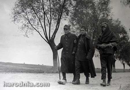 Польскія салдаты ідуць па хатах, верасень 1939 г
