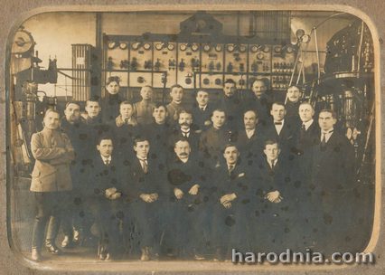 Pracownicy elektrowni w sali maszynowej. Około 1920 roku.