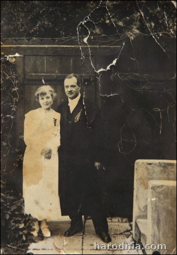 Константин Белецкий после венчания с молодой женой Лидией в мае 1919 года у крыльца своего дома.