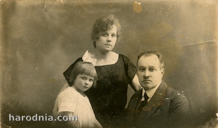 семейный портрет: Константин Белецкий с супругой Лидией и дочерью Еленой. 
