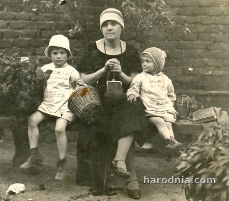 Лидия Белецкая с дочками Еленой и Ириной в саду дома. Фотографировал К. Белецкий.