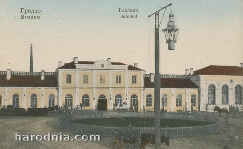 Dworzec kolejowy na pocztówce z początku XX stulecia.