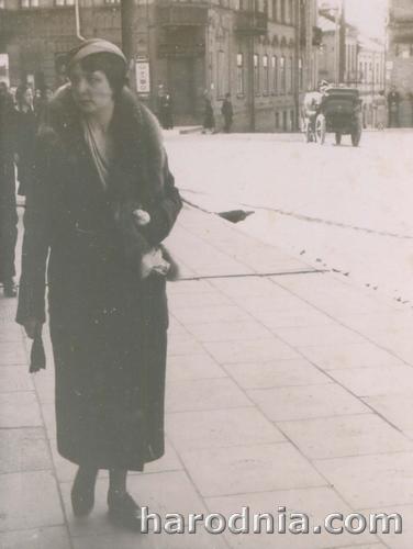 Typowa „filmówka”. Kobieta przy rogu ulic Orzeszkowej i Dominikańskiej. Lata 1930-te.