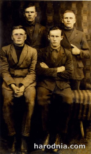 Хлопцы з Баброўні. Стаяць Пятрусь і Іван Будзько, сядзяць Маісей і Імпаліт Курыла, 1928 год.