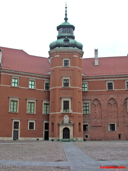 Варшава – западная стена внутреннего двора Варшавского замка.  Сочетание готических и более поздних элементов  в современной интерпретации