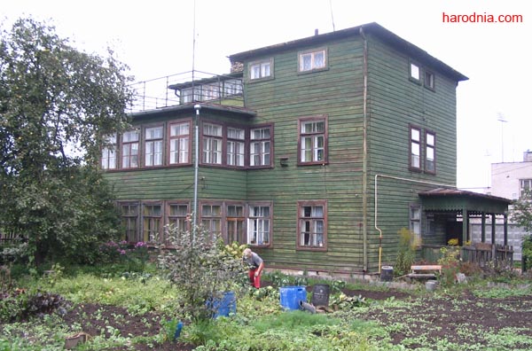 Мабыць найлепш захаваны з жылых будынкаў былой настаўніцкай калоніі, вул. Асіпенкі №4