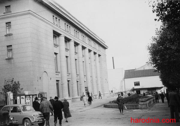 Фото 1960-х гг. На заднем плане – вход в кинотеатр «Спартак» (бывший «Аполло»). Здание снесли во время строительства нового корпуса универмага.