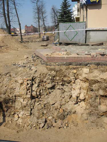 Падмурак дому паміж гасцініцай “Нёман” і магазінам “Цэнтральны” Падмурак дому паміж гасцініцай “Нёман” і магазінам “Цэнтральны”