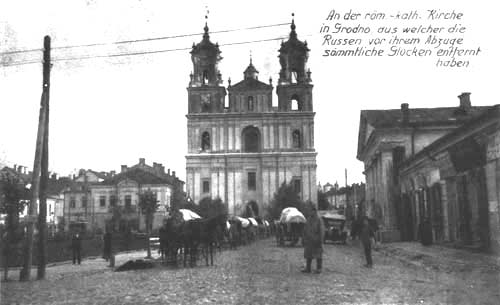 Паштоўка 1915 года цудоўна прадстаўляе размяшчэнне Ратушы адносна парафіяльнага па-езуіцкага касцёла